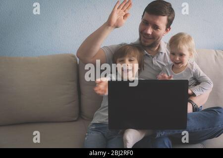 La famille effectue un appel vidéo depuis sa maison Banque D'Images