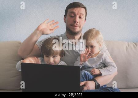 La famille effectue un appel vidéo depuis sa maison Banque D'Images