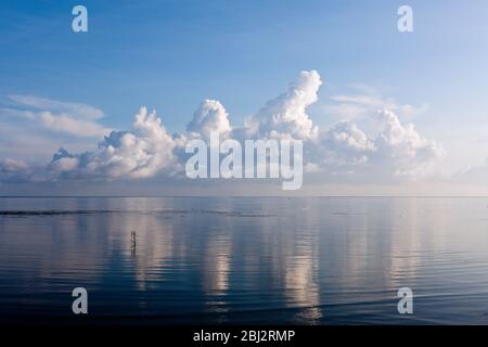 Nuages au-dessus de la baie Kimbe, Nouvelle-Bretagne, Papouasie-Nouvelle-Guinée Banque D'Images