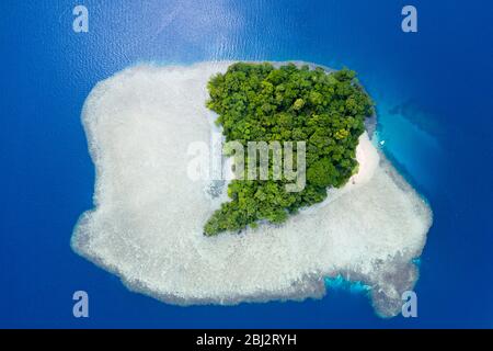 Vue aérienne de l'Île Restorf, Kimbe Bay, New Britain, Papouasie Nouvelle Guinée Banque D'Images