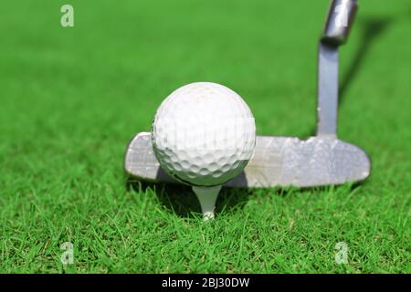 Golf et balle sur une herbe verte Banque D'Images