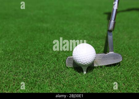 Golf et balle sur une herbe verte Banque D'Images