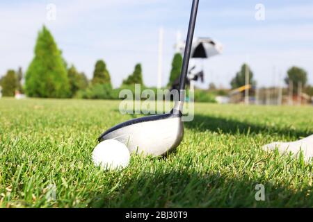 Golf et balle sur une herbe verte Banque D'Images