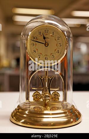 Umea, Norrland Suède - 17 avril 2020 : une vieille montre en laiton et or avec tasse en verre Banque D'Images
