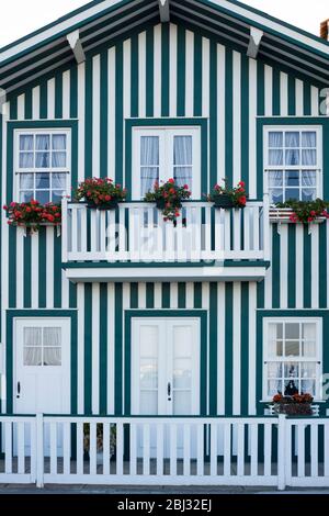 Palheiros maisons de couleur rayée à Costa Nova do Prado un village avec de nombreuses maisons de vacances près d'Aveiro, Portugal Banque D'Images