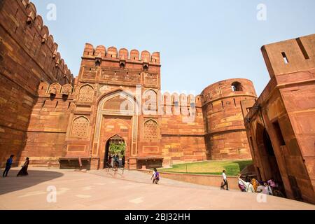 entrée de l'ancien fort connu sous le nom de purana quila delhi, touristes dans l'ancien fort purana quila, ancien fort de Delhi (Purana Qila) Architecture, delhi forts, inde Banque D'Images