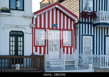 Palheiros maisons de couleur rayée à Costa Nova do Prado un village avec de nombreuses maisons de vacances près d'Aveiro, Portugal Banque D'Images