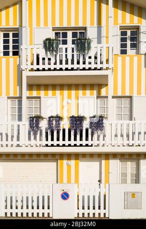 Palheiros maisons de couleur rayée à Costa Nova do Prado un village avec de nombreuses maisons de vacances près d'Aveiro, Portugal Banque D'Images