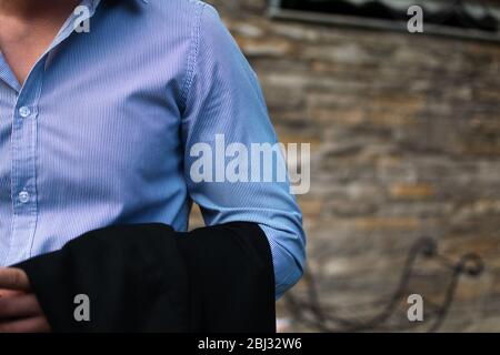 Homme élégant portant un Blue shirt et tenant un revers Banque D'Images