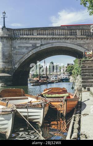 Barques en bois avec des oars à l'intérieur, amarrées au bord de la Tamise près du pont de Richmond Banque D'Images