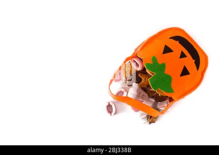 Sac de citrouille Halloween avec bonbons à l'intérieur isolé sur fond blanc Banque D'Images