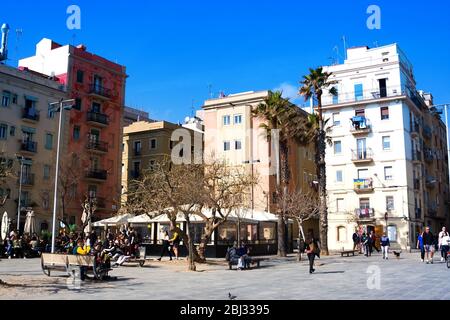 Barcelone, Espagne - 22 février 2020: Quartier de la Barceloneta, Catalogne. Marcher les touristes sur le remblai contre les maisons colorées à Barcelone. Espagne Banque D'Images