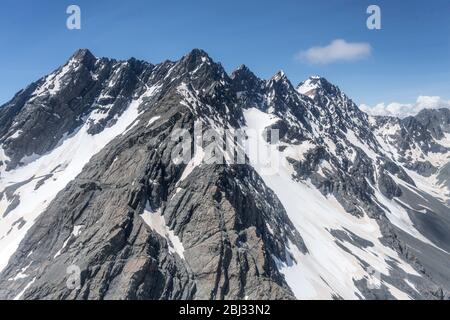 Aérien, depuis un planeur, de pentes rocheuses sombres escarpées de Jean Mt, tiré dans un lumineux printemps du sud-ouest, Canterbury, île du Sud, Nouvelle-Zélande Banque D'Images