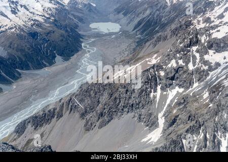 Aérien, d'un planeur, d'un autre planeur survolant les pentes rocheuses de Liebg range dans la vallée de Murchinson, tourné dans une lumière de printemps vive, Canterbury, Otago, S Banque D'Images