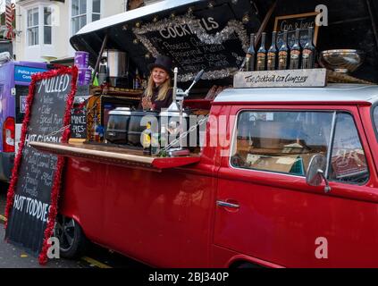 Un VW Camper van de modification dans un bar mobile. Banque D'Images