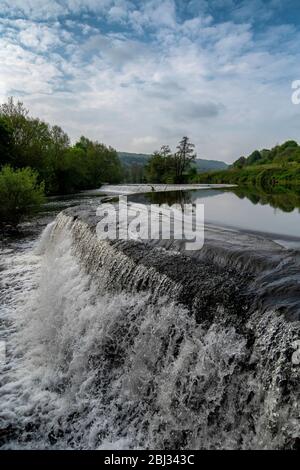 Warleigh Weir sur la rivière Avon dans le Somerset, près de Bath au printemps. Banque D'Images
