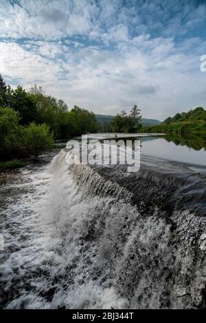 Warleigh Weir sur la rivière Avon dans le Somerset, près de Bath au printemps. Banque D'Images