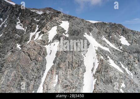 Aérien, d'un planeur, avec des pentes rocheuses sombres et des falaises du pic Abbess à Liebg range, tourné dans un lumineux printemps de l'ouest, Canterbury, Sud Banque D'Images