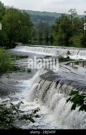 Warleigh Weir sur la rivière Avon dans le Somerset, près de Bath au printemps. Banque D'Images