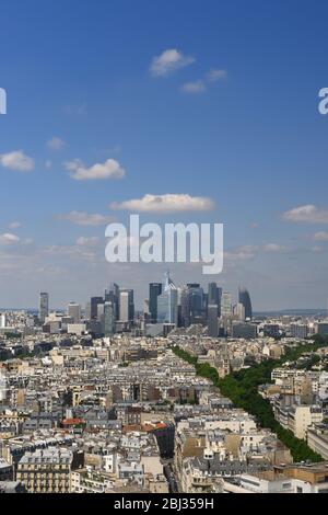 Le quartier moderne de la Défense vue de la porte Maillot, Paris FR Banque D'Images