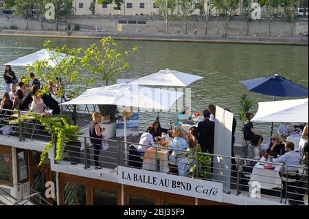 La balle au Bond Cafe, Paris FR Banque D'Images