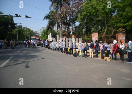 Prayagraj, Inde. 28 avril 2020. Les étudiants en détresse de divers districts de l'Uttar Pradesh en file d'attente pour monter dans les autobus du gouvernement de l'Uttar Pradesh ont organisé des autobus routiers pour envoyer des étudiants dans leur ville natale pendant que le gouvernement a imposé un verrouillage national comme mesure préventive contre la COVID-19 à Prayagraj, en Inde, le 28 avril 2020. (Photo de Prabhat Kumar Verma/Pacific Press/Sipa USA) crédit: SIPA USA/Alay Live News Banque D'Images