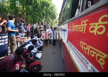 Prayagraj, Inde. 28 avril 2020. Les étudiants en détresse de divers districts de l'Uttar Pradesh en file d'attente pour monter dans les autobus du gouvernement de l'Uttar Pradesh ont organisé des autobus routiers pour envoyer des étudiants dans leur ville natale pendant que le gouvernement a imposé un verrouillage national comme mesure préventive contre la COVID-19 à Prayagraj, en Inde, le 28 avril 2020. (Photo de Prabhat Kumar Verma/Pacific Press/Sipa USA) crédit: SIPA USA/Alay Live News Banque D'Images