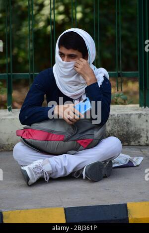 Prayagraj, Inde. 28 avril 2020. Un étudiant en détresse de divers districts de l'Uttar Pradesh en file d'attente pour monter dans les autobus du gouvernement de l'Uttar Pradesh a organisé des autobus routiers pour envoyer des étudiants dans leur ville natale pendant que le gouvernement a imposé un verrouillage national comme mesure préventive contre la COVID-19 à Prayagraj, Inde, le 28 avril 2020. (Photo de Prabhat Kumar Verma/Pacific Press/Sipa USA) crédit: SIPA USA/Alay Live News Banque D'Images