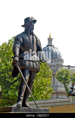 Statue de Sir Walter Raleigh dans le domaine du Old Royal Naval College, Greenwich, Londres, Angleterre, Royaume-Uni Banque D'Images