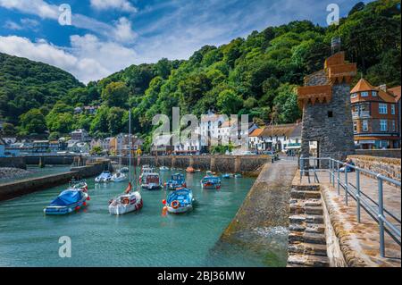 Port de Lynmouth avec la tour de Rhenish sur le mur du port. Banque D'Images