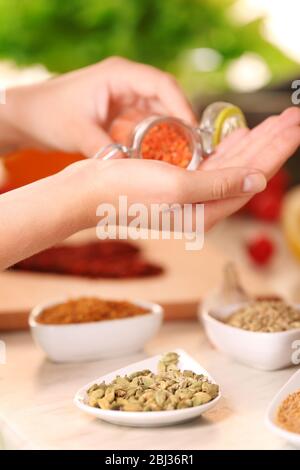 Carottes séchées et variété d'épices sur la table de cuisine Banque D'Images