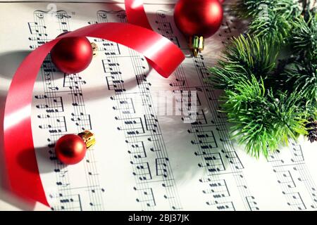 Décoration de Noël sur fond de notes musicales Banque D'Images