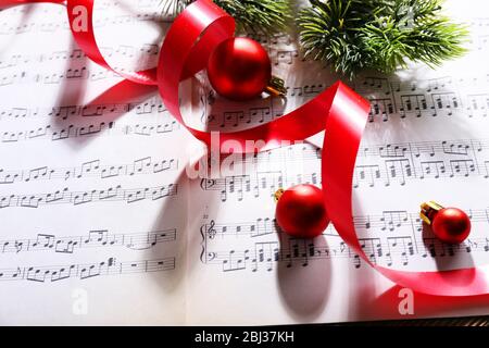 Décoration de Noël sur fond de notes musicales Banque D'Images