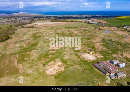 St Andrews, Écosse, Royaume-Uni. 28 avril 2020. Vue aérienne de Feddinch secteur, un site de 240 acres à l'extérieur de St Andrews à Fife, qui est allé sur le marché. Le terrain comprend un terrain de golf partiellement construit et une permission de planification pour un nouveau parcours de golf 18 trous et un pavillon. Iain Masterton/Alay Live News Banque D'Images