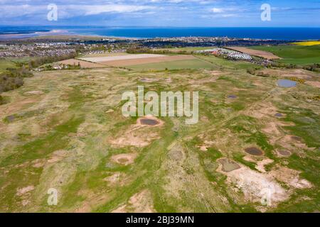 St Andrews, Écosse, Royaume-Uni. 28 avril 2020. Vue aérienne de Feddinch secteur, un site de 240 acres à l'extérieur de St Andrews à Fife, qui est allé sur le marché. Le terrain comprend un terrain de golf partiellement construit et une permission de planification pour un nouveau parcours de golf 18 trous et un pavillon. Iain Masterton/Alay Live News Banque D'Images