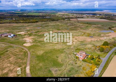 St Andrews, Écosse, Royaume-Uni. 28 avril 2020. Vue aérienne de Feddinch secteur, un site de 240 acres à l'extérieur de St Andrews à Fife, qui est allé sur le marché. Le terrain comprend un terrain de golf partiellement construit et une permission de planification pour un nouveau parcours de golf 18 trous et un pavillon. Iain Masterton/Alay Live News Banque D'Images