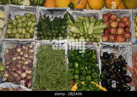 Légumes frais à vendre sur un marché local en Inde. Banque D'Images