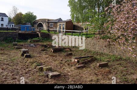 Quai sec aux verrous supérieurs 23.4.2020 le quai sec aux Top Locks près de Bursough dans West Lancashire a été tiillé par les habitants locaux Banque D'Images