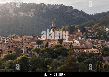 Vue élevée sur la ville ancienne de Valldemossa avec les montagnes de Tramuntana en arrière-plan - Majorque, Espagne Banque D'Images