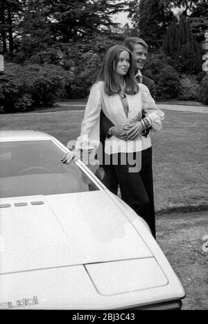 Roger Moore et Barbara Bach posent avec l'Esprit sous-marin de Lotus, Wet Nellie, dans une séance de publicité pour le film James Bond de 1977, The Spy qui m'a aimée Banque D'Images