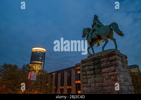 Statue et immeuble de bureaux, Cologne, Rhénanie-du-Nord-Westphalie , Allemagne Banque D'Images