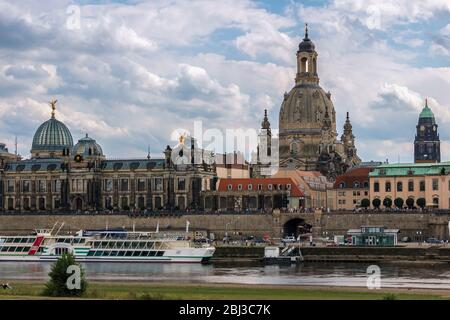 Vue sur le centre historique de Dresde en traversant la rivière Elbe - Allemagne Banque D'Images