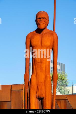 Statue de Yirin par le sculpteur Tjyllyungoo situé sur Yagan Square, dans le quartier des affaires de Perth, Australie occidentale. Banque D'Images