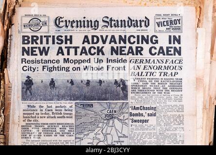 "British Advancing in New Attack Near Caen" "les Allemands font face à un énorme piège Baltique" soir Standard WW2 journal titre 10 juillet 1944 Londres UK Banque D'Images