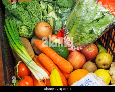 Livraison de fruits et de légumes avec des produits locaux d'un magasin agricole Banque D'Images