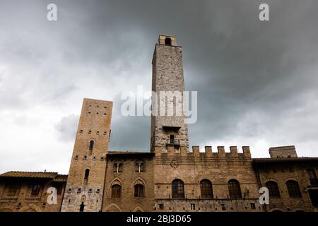 Temps de tempête sur les hautes tours de San Gimignano, Toscane, Italie Banque D'Images