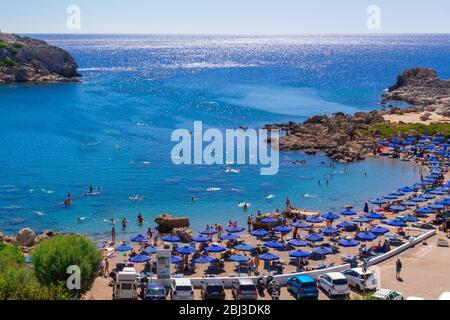 GRÈCE , RHODES- 12 septembre 2018 surplombant la belle plage de la baie Anthony Quinn Rhodes Grèce Europe Banque D'Images