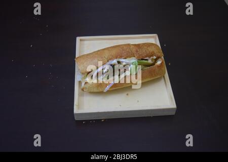 Hamburger fait avec du pain italien et des morceaux de tandoori de poulet Banque D'Images
