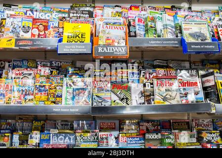 Une large sélection de magazines et de périodiques en vente dans une boutique WH Smith. Banque D'Images