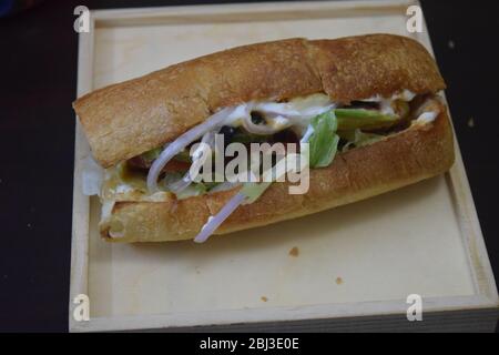 Hamburger fait avec du pain italien et des morceaux de tandoori de poulet Banque D'Images